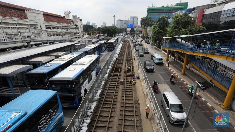 Petugas melihat material terakota yang dikumpulkan untuk dipindahkan saat proyek pembangunan jalur MRT Jakarta fase 2 CP-203 di kawasan Glodok, Jakarta Barat, Selasa (20/9/2022). Menurut Direktur Konstruksi PT MRT Jakarta (Perseroda), Silvia Halim pihaknya menemukan sejumlah cagar budaya berupa terakota dari jembatan, saluran air dan artefak yang selanjutnya akan dilestarikan di museum yang akan dibangun di sekitar Stasiun Kota Tua. (CNBC Indonesia/ Andrean Kristianto)