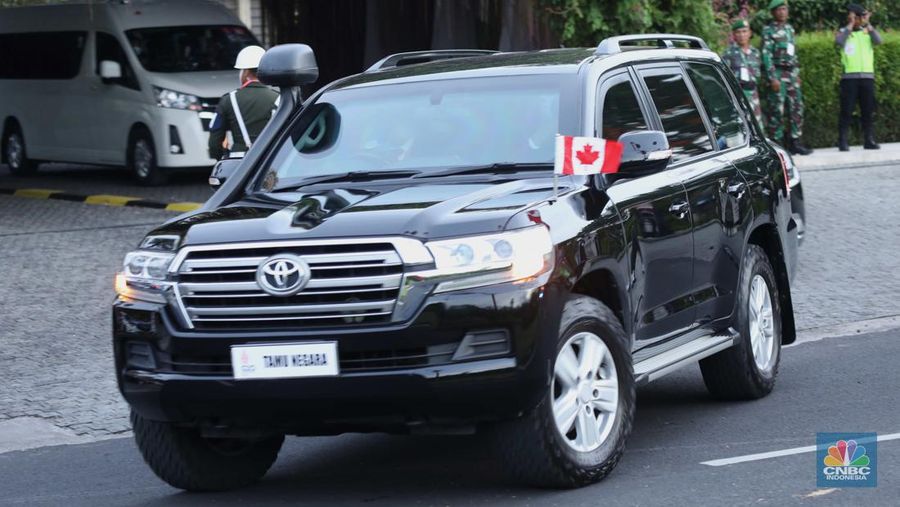 Pemerintah Indonesia telah menyediakan mobil khusus untuk transportasi tamu penting tersebut. Kendati demikian, beberapa pemimpin negera memilih untuk memakai mobil sendiri. (CNBC Indonesia/Tri Susilo)