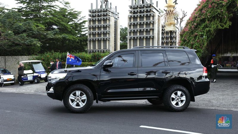 Pemerintah Indonesia telah menyediakan mobil khusus untuk transportasi tamu penting tersebut. Kendati demikian, beberapa pemimpin negera memilih untuk memakai mobil sendiri. (CNBC Indonesia/Tri Susilo)