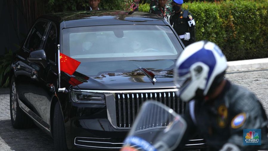 Pemerintah Indonesia telah menyediakan mobil khusus untuk transportasi tamu penting tersebut. Kendati demikian, beberapa pemimpin negera memilih untuk memakai mobil sendiri. (CNBC Indonesia/Tri Susilo)
