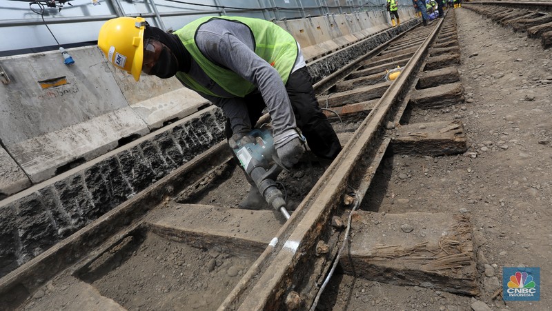 Sejumlah pekerja melakukan proses relokasi temuan rel trem peninggalan zaman kolonial Belanda pada proyek MRT Jakarta fase 2A CP 202 di Jalan Gajah Mada, Jakarta , Rabu (16/11/2022). Objek cagar budaya berusia lebih dari 100 tahun tersebut diperkirakan dibangun pada tahun 1869 dan merupakan rel kereta tertua di Indonesia dan akan direlokasi sementara ke storage pool PPD Jelambar. (CNBC Indonesia/ Andrean Kristianto)