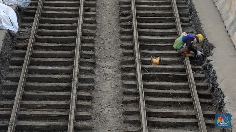 Sejumlah pekerja melakukan proses relokasi temuan rel trem peninggalan zaman kolonial Belanda pada proyek MRT Jakarta fase 2A CP 202 di Jalan Gajah Mada, Jakarta , Rabu (16/11/2022). Objek cagar budaya berusia lebih dari 100 tahun tersebut diperkirakan dibangun pada tahun 1869 dan merupakan rel kereta tertua di Indonesia dan akan direlokasi sementara ke storage pool PPD Jelambar. (CNBC Indonesia/ Andrean Kristianto)