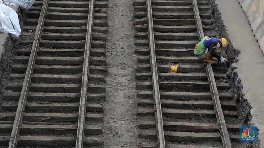 Sejumlah pekerja melakukan proses relokasi temuan rel trem peninggalan zaman kolonial Belanda pada proyek MRT Jakarta fase 2A CP 202 di Jalan Gajah Mada, Jakarta , Rabu (16/11/2022). Objek cagar budaya berusia lebih dari 100 tahun tersebut diperkirakan dibangun pada tahun 1869 dan merupakan rel kereta tertua di Indonesia dan akan direlokasi sementara ke storage pool PPD Jelambar. (CNBC Indonesia/ Andrean Kristianto)