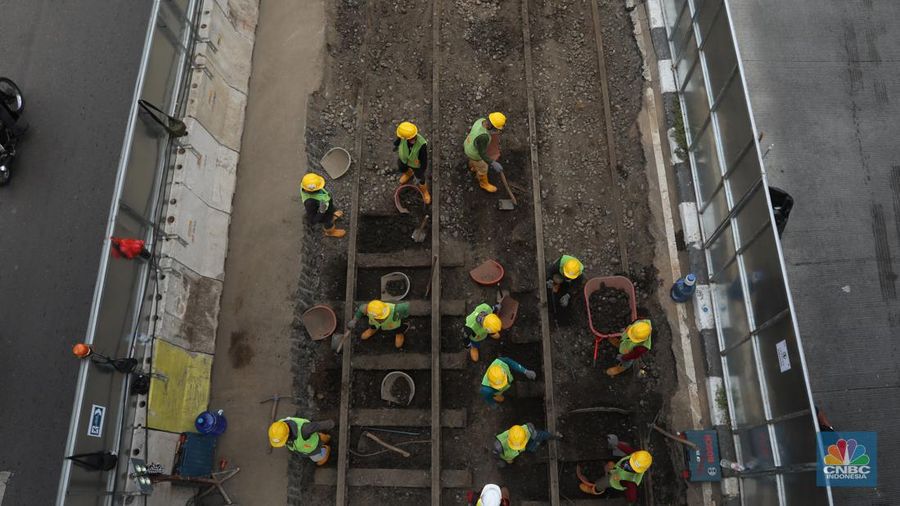 Sejumlah pekerja melakukan proses relokasi temuan rel trem peninggalan zaman kolonial Belanda pada proyek MRT Jakarta fase 2A CP 202 di Jalan Gajah Mada, Jakarta , Rabu (16/11/2022). Objek cagar budaya berusia lebih dari 100 tahun tersebut diperkirakan dibangun pada tahun 1869 dan merupakan rel kereta tertua di Indonesia dan akan direlokasi sementara ke storage pool PPD Jelambar. (CNBC Indonesia/ Andrean Kristianto)