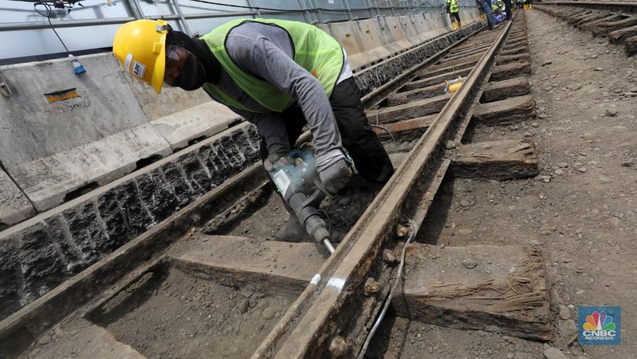 Sejumlah pekerja melakukan proses relokasi temuan rel trem peninggalan zaman kolonial Belanda pada proyek MRT Jakarta fase 2A CP 202 di Jalan Gajah Mada, Jakarta , Rabu (16/11/2022). Objek cagar budaya berusia lebih dari 100 tahun tersebut diperkirakan dibangun pada tahun 1869 dan merupakan rel kereta tertua di Indonesia dan akan direlokasi sementara ke storage pool PPD Jelambar. (CNBC Indonesia/ Andrean Kristianto)