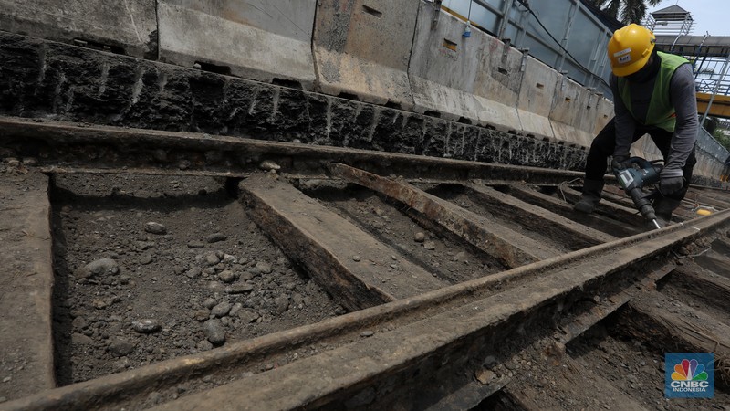 Sejumlah pekerja melakukan proses relokasi temuan rel trem peninggalan zaman kolonial Belanda pada proyek MRT Jakarta fase 2A CP 202 di Jalan Gajah Mada, Jakarta , Rabu (16/11/2022). Objek cagar budaya berusia lebih dari 100 tahun tersebut diperkirakan dibangun pada tahun 1869 dan merupakan rel kereta tertua di Indonesia dan akan direlokasi sementara ke storage pool PPD Jelambar. (CNBC Indonesia/ Andrean Kristianto)