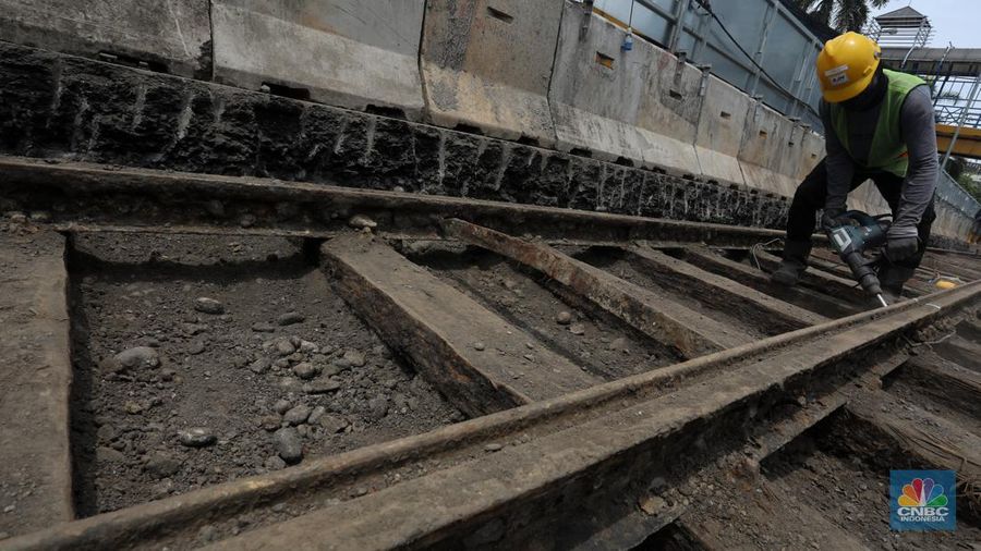 Sejumlah pekerja melakukan proses relokasi temuan rel trem peninggalan zaman kolonial Belanda pada proyek MRT Jakarta fase 2A CP 202 di Jalan Gajah Mada, Jakarta , Rabu (16/11/2022). Objek cagar budaya berusia lebih dari 100 tahun tersebut diperkirakan dibangun pada tahun 1869 dan merupakan rel kereta tertua di Indonesia dan akan direlokasi sementara ke storage pool PPD Jelambar. (CNBC Indonesia/ Andrean Kristianto)
