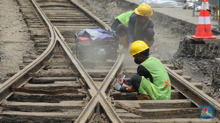 Sejumlah pekerja melakukan proses relokasi temuan rel trem peninggalan zaman kolonial Belanda pada proyek MRT Jakarta fase 2A CP 202 di Jalan Gajah Mada, Jakarta , Rabu (16/11/2022). Objek cagar budaya berusia lebih dari 100 tahun tersebut diperkirakan dibangun pada tahun 1869 dan merupakan rel kereta tertua di Indonesia dan akan direlokasi sementara ke storage pool PPD Jelambar. (CNBC Indonesia/ Andrean Kristianto)