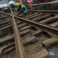 Sejumlah pekerja melakukan proses relokasi temuan rel trem peninggalan zaman kolonial Belanda pada proyek MRT Jakarta fase 2A CP 202 di Jalan Gajah Mada, Jakarta , Rabu (16/11/2022). Objek cagar budaya berusia lebih dari 100 tahun tersebut diperkirak