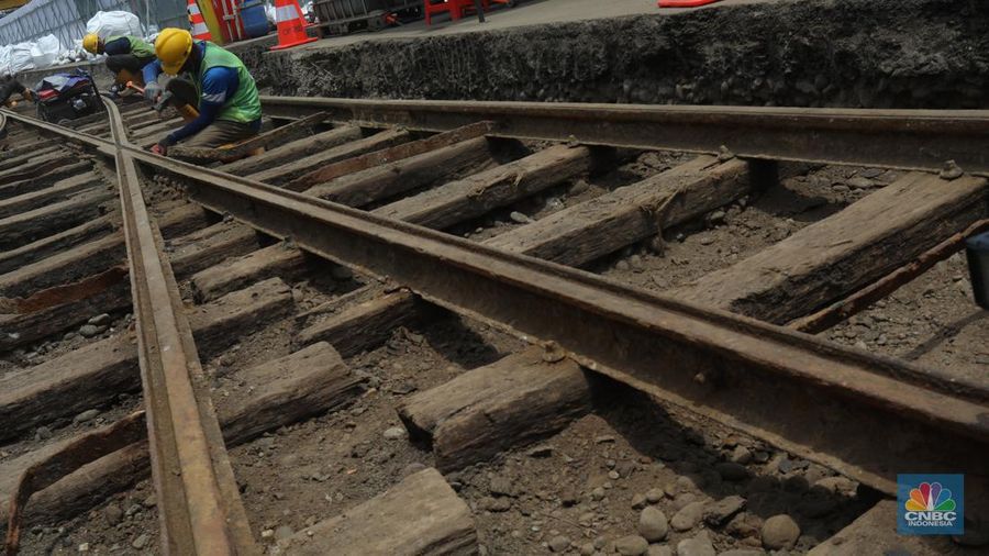 Sejumlah pekerja melakukan proses relokasi temuan rel trem peninggalan zaman kolonial Belanda pada proyek MRT Jakarta fase 2A CP 202 di Jalan Gajah Mada, Jakarta , Rabu (16/11/2022). Objek cagar budaya berusia lebih dari 100 tahun tersebut diperkirakan dibangun pada tahun 1869 dan merupakan rel kereta tertua di Indonesia dan akan direlokasi sementara ke storage pool PPD Jelambar. (CNBC Indonesia/ Andrean Kristianto)