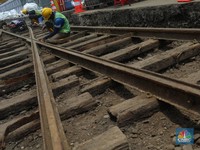 Sejumlah pekerja melakukan proses relokasi temuan rel trem peninggalan zaman kolonial Belanda pada proyek MRT Jakarta fase 2A CP 202 di Jalan Gajah Mada, Jakarta , Rabu (16/11/2022). Objek cagar budaya berusia lebih dari 100 tahun tersebut diperkirak