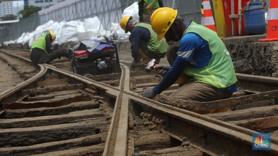 Sejumlah pekerja melakukan proses relokasi temuan rel trem peninggalan zaman kolonial Belanda pada proyek MRT Jakarta fase 2A CP 202 di Jalan Gajah Mada, Jakarta , Rabu (16/11/2022). Objek cagar budaya berusia lebih dari 100 tahun tersebut diperkirakan dibangun pada tahun 1869 dan merupakan rel kereta tertua di Indonesia dan akan direlokasi sementara ke storage pool PPD Jelambar. (CNBC Indonesia/ Andrean Kristianto)