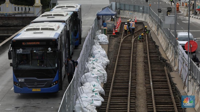 Sejumlah pekerja melakukan proses relokasi temuan rel trem peninggalan zaman kolonial Belanda pada proyek MRT Jakarta fase 2A CP 202 di Jalan Gajah Mada, Jakarta , Rabu (16/11/2022). Objek cagar budaya berusia lebih dari 100 tahun tersebut diperkirakan dibangun pada tahun 1869 dan merupakan rel kereta tertua di Indonesia dan akan direlokasi sementara ke storage pool PPD Jelambar. (CNBC Indonesia/ Andrean Kristianto)