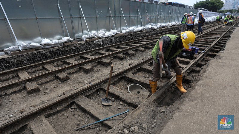 Sejumlah pekerja melakukan proses relokasi temuan rel trem peninggalan zaman kolonial Belanda pada proyek MRT Jakarta fase 2A CP 202 di Jalan Gajah Mada, Jakarta , Rabu (16/11/2022). Objek cagar budaya berusia lebih dari 100 tahun tersebut diperkirakan dibangun pada tahun 1869 dan merupakan rel kereta tertua di Indonesia dan akan direlokasi sementara ke storage pool PPD Jelambar. (CNBC Indonesia/ Andrean Kristianto)