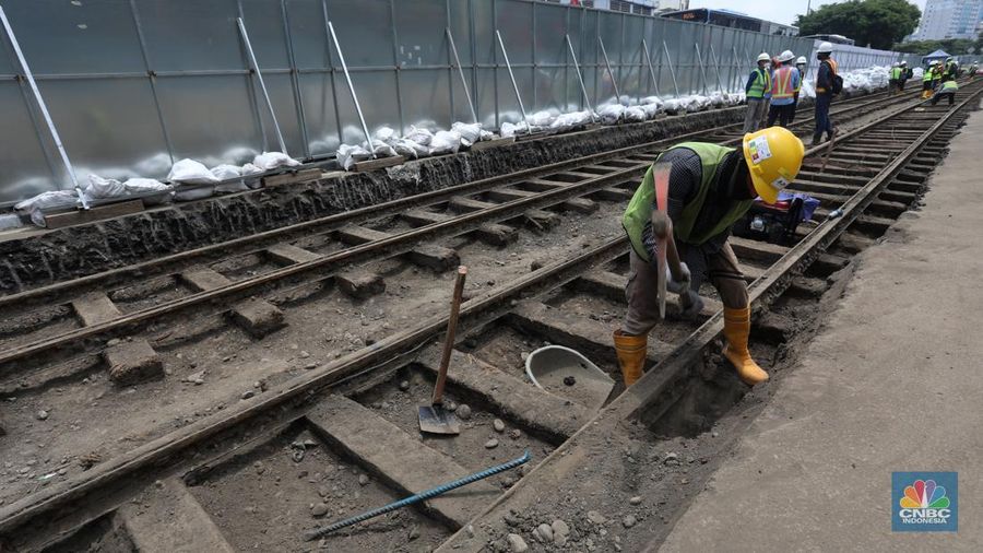 Sejumlah pekerja melakukan proses relokasi temuan rel trem peninggalan zaman kolonial Belanda pada proyek MRT Jakarta fase 2A CP 202 di Jalan Gajah Mada, Jakarta , Rabu (16/11/2022). Objek cagar budaya berusia lebih dari 100 tahun tersebut diperkirakan dibangun pada tahun 1869 dan merupakan rel kereta tertua di Indonesia dan akan direlokasi sementara ke storage pool PPD Jelambar. (CNBC Indonesia/ Andrean Kristianto)