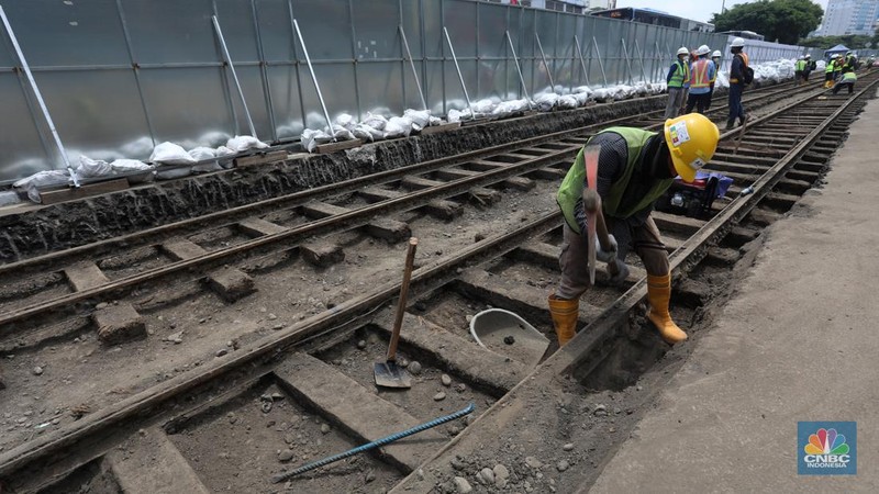 Sejumlah pekerja melakukan proses relokasi temuan rel trem peninggalan zaman kolonial Belanda pada proyek MRT Jakarta fase 2A CP 202 di Jalan Gajah Mada, Jakarta , Rabu (16/11/2022). Objek cagar budaya berusia lebih dari 100 tahun tersebut diperkirakan dibangun pada tahun 1869 dan merupakan rel kereta tertua di Indonesia dan akan direlokasi sementara ke storage pool PPD Jelambar. (CNBC Indonesia/ Andrean Kristianto)