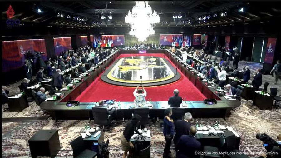 Penyerahan Palu Konferensi Tingkat Tinggi Dari Presiden Jokowi Dodo Kepada Delegasi India. (Tangkapan Layar Youtube Sekretariat Presiden)