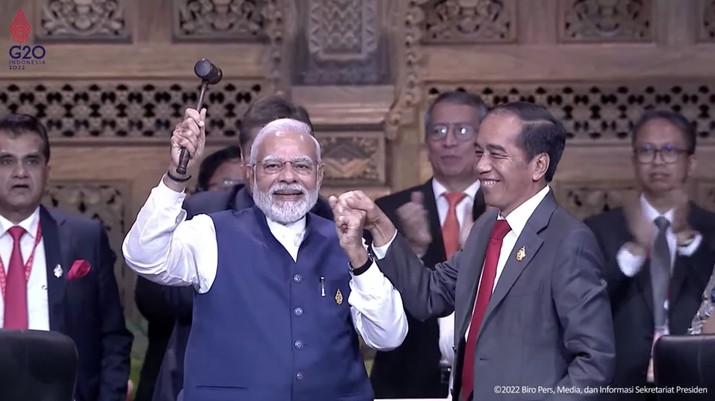 Penyerahan Palu Konferensi Tingkat Tinggi Dari Presiden Jokowi Dodo Kepada Delegasi India. (Tangkapan Layar Youtube Sekretariat Presiden)