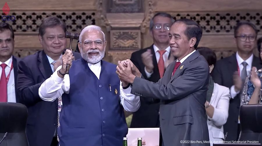 Penyerahan Palu Konferensi Tingkat Tinggi Dari Presiden Jokowi Dodo Kepada Delegasi India. (Tangkapan Layar Youtube Sekretariat Presiden)