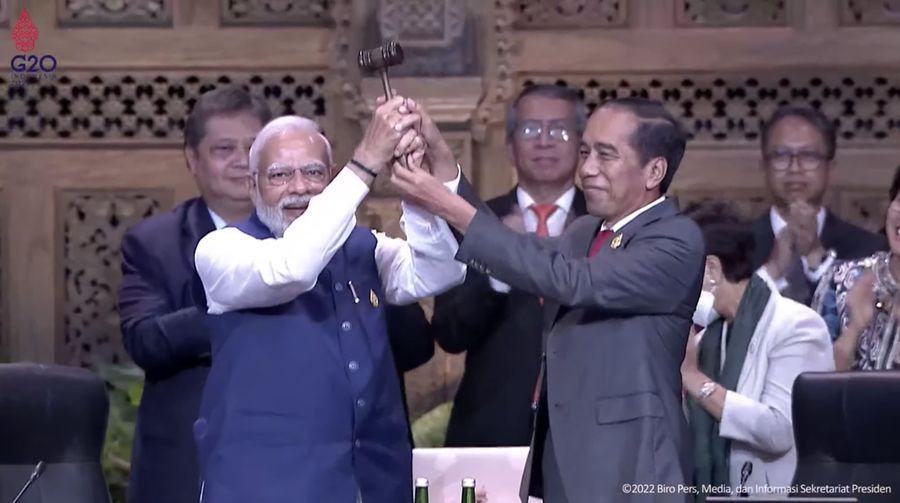 Penyerahan Palu Konferensi Tingkat Tinggi Dari Presiden Jokowi Dodo Kepada Delegasi India. (Tangkapan Layar Youtube Sekretariat Presiden)