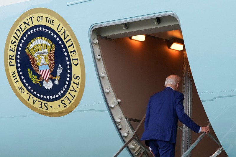 Presiden AS Joe Biden menaiki Air Force One untuk kembali ke Washington setelah menghadiri KTT Pemimpin G20 di Bali, Indonesia, 16 November 2022. (REUTERS/Ajeng Dinar Ulfiana/Pool)