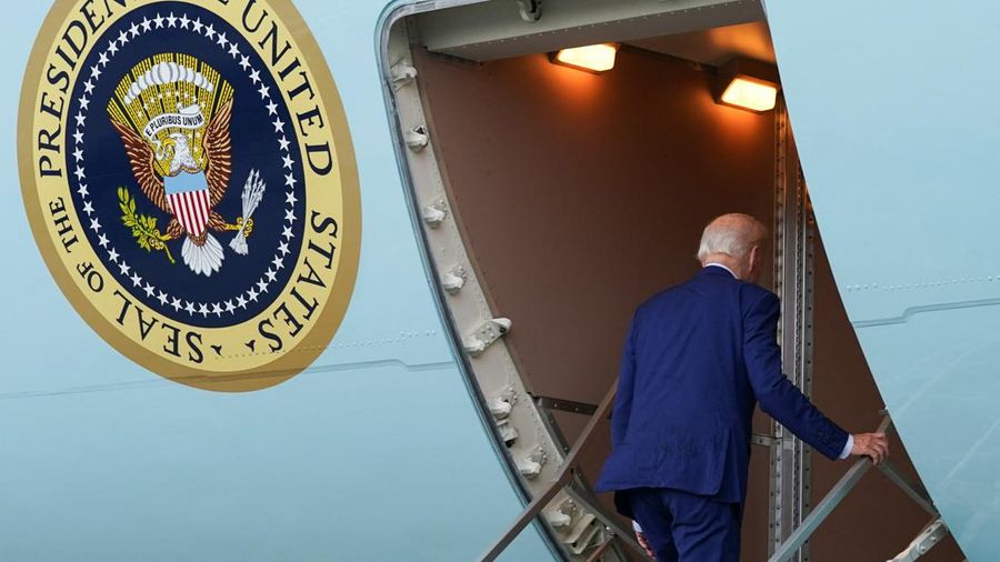 Presiden AS Joe Biden menaiki Air Force One untuk kembali ke Washington setelah menghadiri KTT Pemimpin G20 di Bali, Indonesia, 16 November 2022. (REUTERS/Ajeng Dinar Ulfiana/Pool)