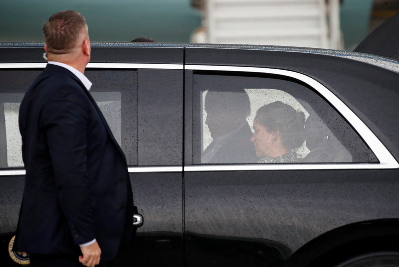 Presiden AS Joe Biden menaiki Air Force One untuk kembali ke Washington setelah menghadiri KTT Pemimpin G20 di Bali, Indonesia, 16 November 2022. (REUTERS/Ajeng Dinar Ulfiana/Pool)
