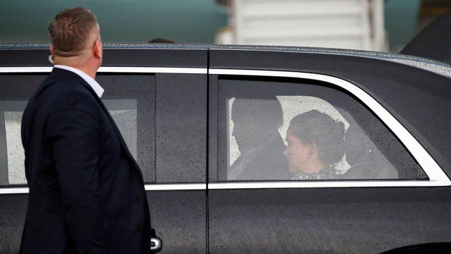 Presiden AS Joe Biden menaiki Air Force One untuk kembali ke Washington setelah menghadiri KTT Pemimpin G20 di Bali, Indonesia, 16 November 2022. (REUTERS/Ajeng Dinar Ulfiana/Pool)
