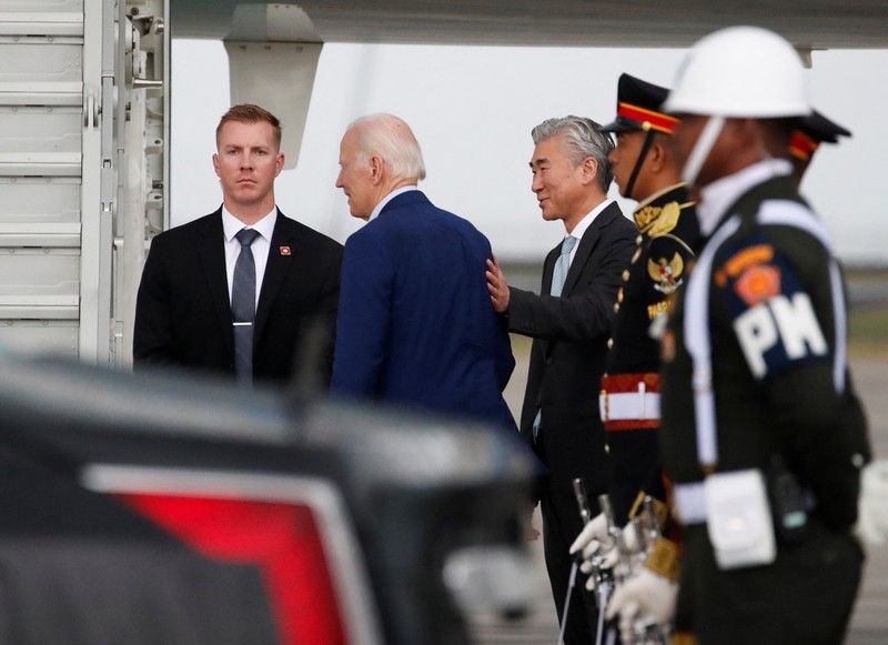 Presiden AS Joe Biden menaiki Air Force One untuk kembali ke Washington setelah menghadiri KTT Pemimpin G20 di Bali, Indonesia, 16 November 2022. (REUTERS/Ajeng Dinar Ulfiana/Pool)