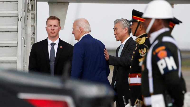 Presiden AS Joe Biden menaiki Air Force One untuk kembali ke Washington setelah menghadiri KTT Pemimpin G20 di Bali, Indonesia, 16 November 2022. (REUTERS/Ajeng Dinar Ulfiana/Pool)