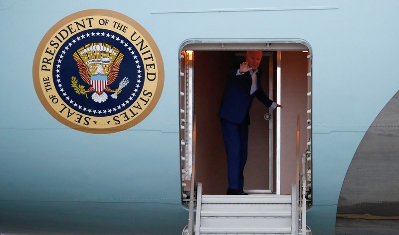 Presiden AS Joe Biden menaiki Air Force One untuk kembali ke Washington setelah menghadiri KTT Pemimpin G20 di Bali, Indonesia, 16 November 2022. Presiden AS Joe Biden menaiki Air Force One untuk kembali ke Washington setelah menghadiri KTT Pemimpin G20 di Bali, Indonesia, 16 November 2022. (REUTERS/Ajeng Dinar Ulfiana/Pool)
