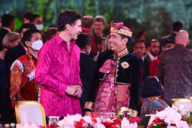 Indonesian President Joko Widodo welcomes British Prime Minister Rishi Sunak at the Welcoming Dinner during G20 Leaders' Summit, at the Garuda Wisnu Kencana Cultural Park, in Badung, Bali, Indonesia, November 15, 2022. REUTERS/Willy Kurniawan/Pool