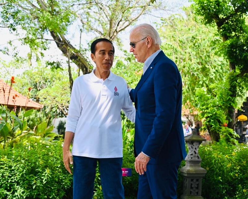 Presiden Jokowi dan para pemimpin yang telah hadir tampak berbincang santai di Pendopo Wantilan sebelum menanam mangrove bersama. (Foto: Laily Rachev - Biro Pers Sekretariat Presiden)