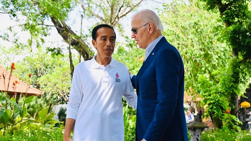 Presiden Jokowi dan para pemimpin yang telah hadir tampak berbincang santai di Pendopo Wantilan sebelum menanam mangrove bersama. (Foto: Laily Rachev - Biro Pers Sekretariat Presiden)