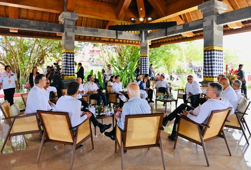 Presiden Jokowi dan para pemimpin yang telah hadir tampak berbincang santai di Pendopo Wantilan sebelum menanam mangrove bersama. (Foto: Laily Rachev - Biro Pers Sekretariat Presiden)