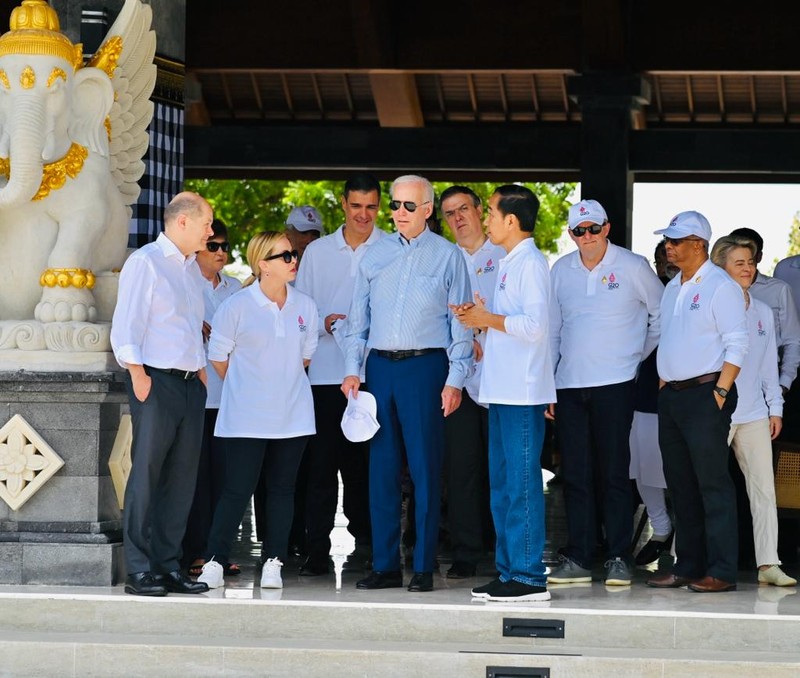 Presiden Jokowi dan para pemimpin yang telah hadir tampak berbincang santai di Pendopo Wantilan sebelum menanam mangrove bersama. (Foto: Laily Rachev - Biro Pers Sekretariat Presiden)
