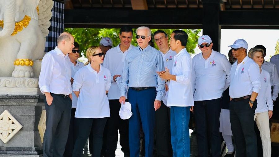 Presiden Jokowi dan para pemimpin yang telah hadir tampak berbincang santai di Pendopo Wantilan sebelum menanam mangrove bersama. (Foto: Laily Rachev - Biro Pers Sekretariat Presiden)