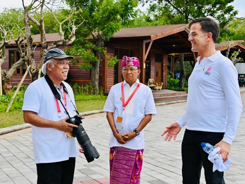 Presiden Jokowi dan para pemimpin yang telah hadir tampak berbincang santai di Pendopo Wantilan sebelum menanam mangrove bersama. (Foto: Laily Rachev - Biro Pers Sekretariat Presiden)