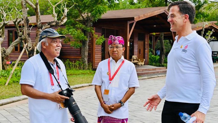 Presiden Jokowi dan para pemimpin yang telah hadir tampak berbincang santai di Pendopo Wantilan sebelum menanam mangrove bersama. (Foto: Laily Rachev - Biro Pers Sekretariat Presiden)