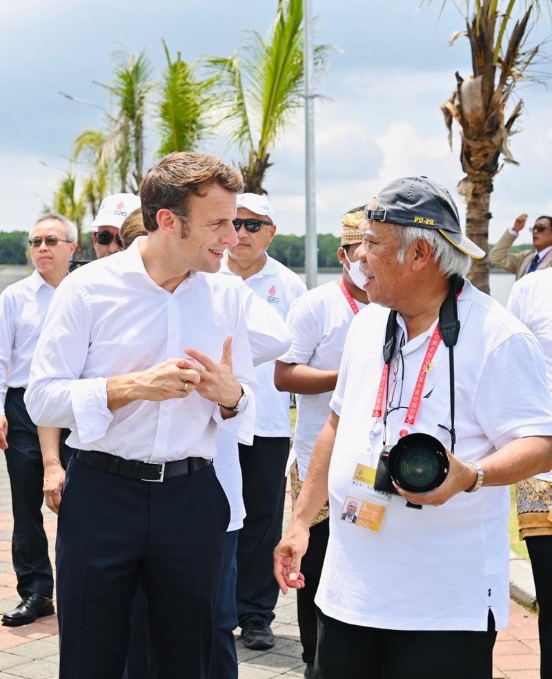 Presiden Jokowi dan para pemimpin yang telah hadir tampak berbincang santai di Pendopo Wantilan sebelum menanam mangrove bersama. (Foto: Laily Rachev - Biro Pers Sekretariat Presiden)