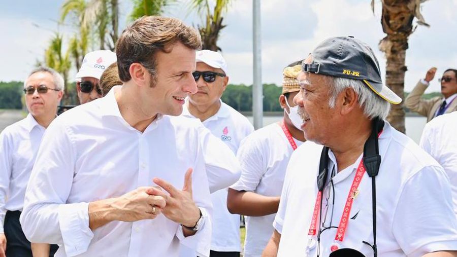 Presiden Jokowi dan para pemimpin yang telah hadir tampak berbincang santai di Pendopo Wantilan sebelum menanam mangrove bersama. (Foto: Laily Rachev - Biro Pers Sekretariat Presiden)