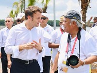 Gaya Nyentrik Menteri Basuki Tenteng Kamera di G20 Bali