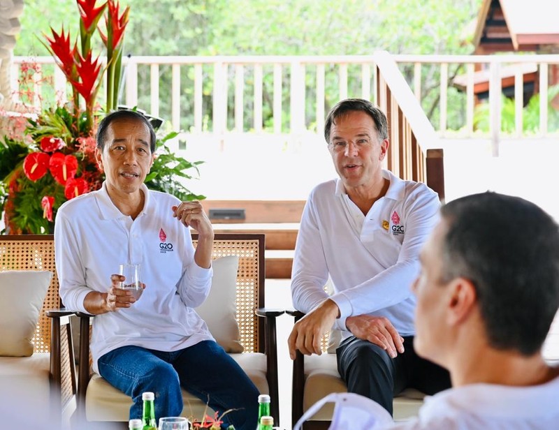 Presiden Jokowi dan para pemimpin yang telah hadir tampak berbincang santai di Pendopo Wantilan sebelum menanam mangrove bersama. (Foto: Laily Rachev - Biro Pers Sekretariat Presiden)