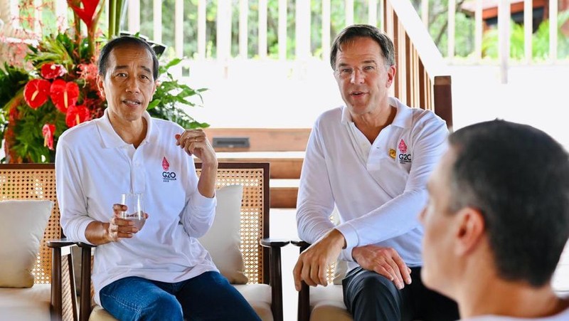 Presiden Jokowi dan para pemimpin yang telah hadir tampak berbincang santai di Pendopo Wantilan sebelum menanam mangrove bersama. (Foto: Laily Rachev - Biro Pers Sekretariat Presiden)