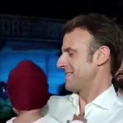 Viral, Macron Gendong Bocah di Bali dan Jalan Malam 2 Km