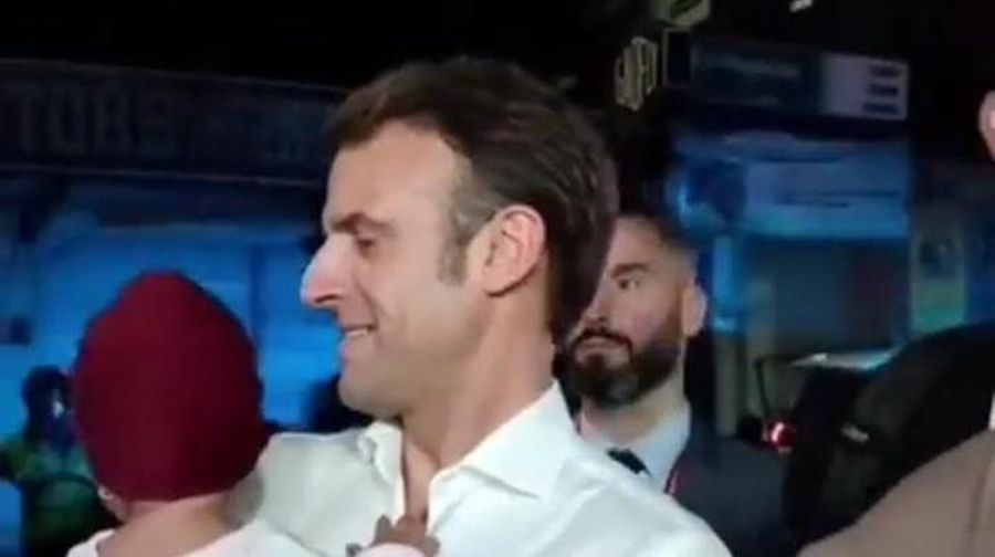 Presiden Prancis Emmanuel Macron saat menggendong bayi ketika jalan kaki sejauh 2km di Bali. (Dok. Istimewa Detik.com)