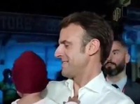 Viral, Macron Gendong Bocah di Bali dan Jalan Malam 2 Km