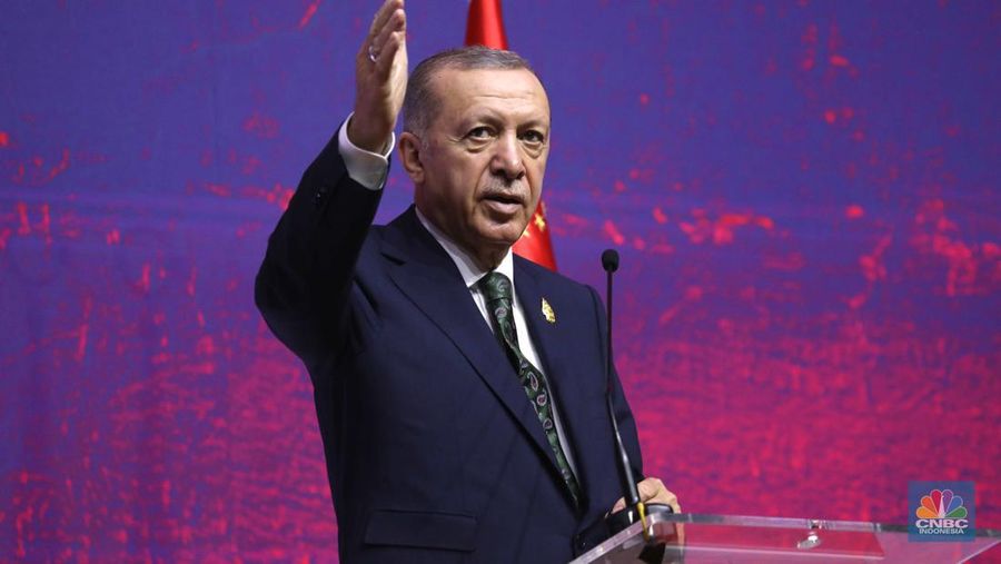 Presiden Turkey Recep Tayyip Erdogan dalam konferensi pers di BICC Nusa Dua, Bali, Rabu (16/11/2022). (CNBC Indonesia/Tri Susilo)