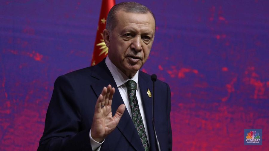 Presiden Turkey Recep Tayyip Erdogan dalam konferensi pers di BICC Nusa Dua, Bali, Rabu (16/11/2022). (CNBC Indonesia/Tri Susilo)