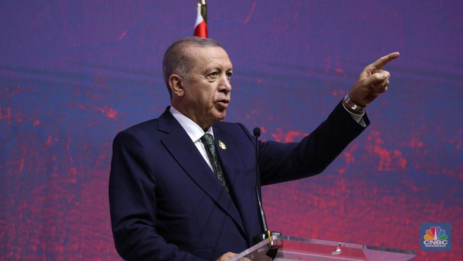 Presiden Turkey Recep Tayyip Erdogan dalam konferensi pers di BICC Nusa Dua, Bali, Rabu (16/11/2022). (CNBC Indonesia/Tri Susilo)